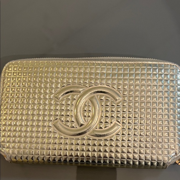 CHANEL Quilted Silver Accessory Case - Picture 13 of 16